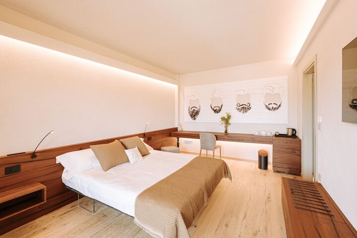Room 6 of 74
