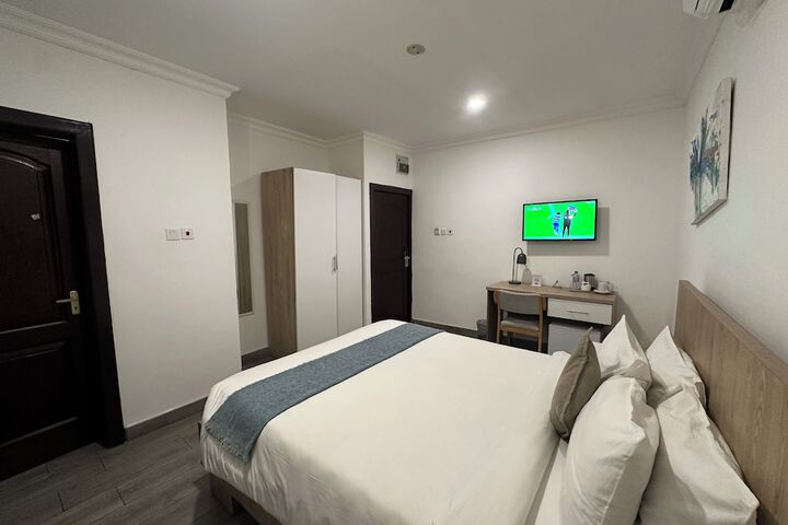 Room 27 of 90