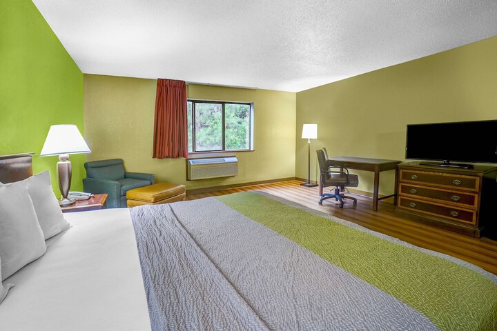 1 King Bed (4 of 4)