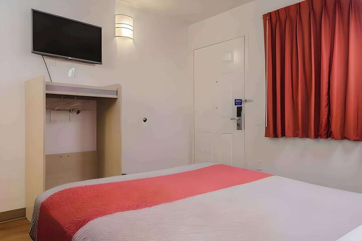 1 King Bed (3 of 5)