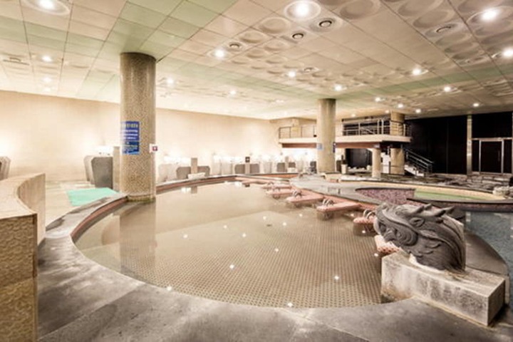 Hotel with Pool