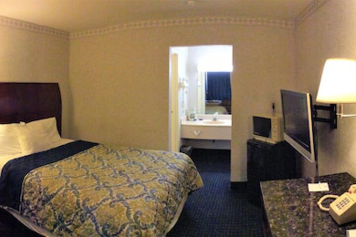 1 Queen Bed (10 of 13)