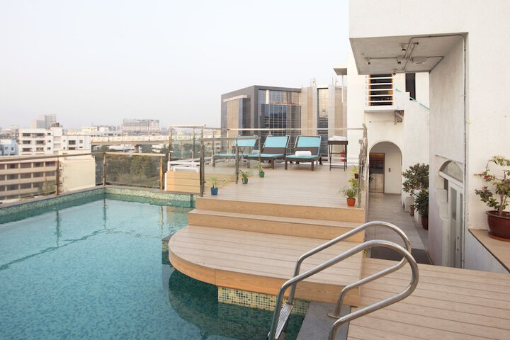 Hotel with Pool