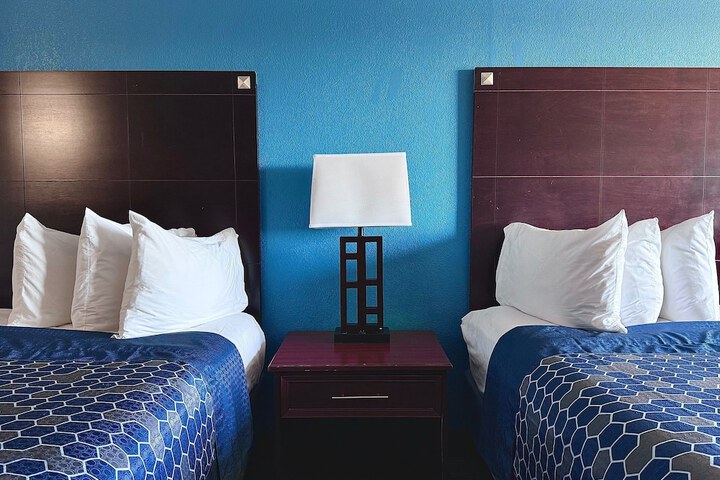2 Queen Beds (1 of 20)