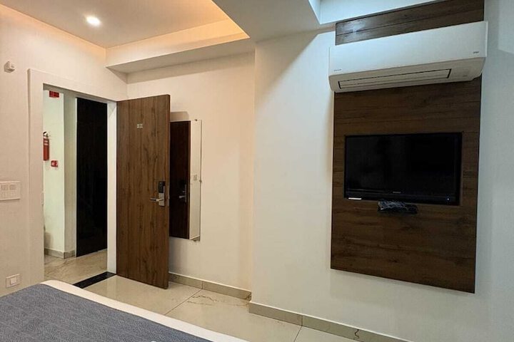 Room 6 of 9