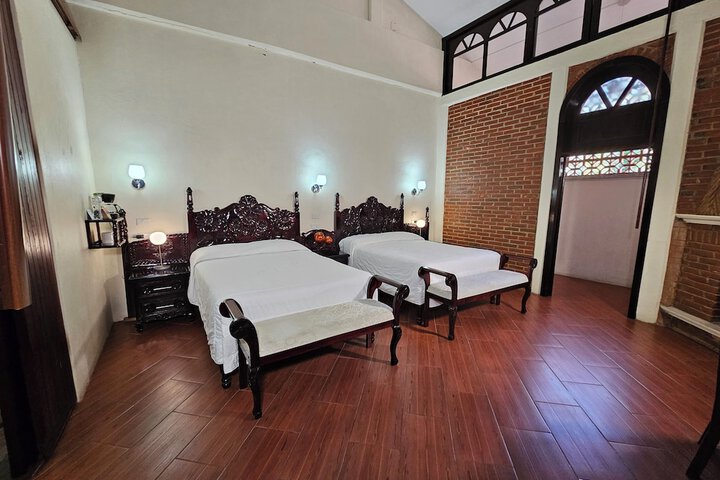 Room 9 of 28