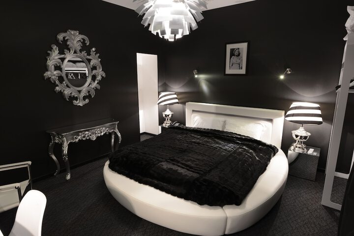 Room 12 of 106
