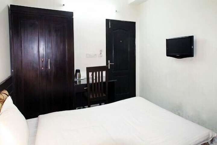 Room 9 of 31