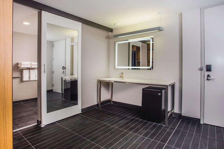 1 King Bed Mobility Hearing Impaired Accessible Room (3 of 8)