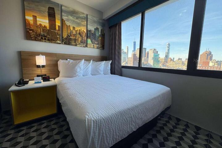 1 Queen Bed Deluxe Room (1 of 7)