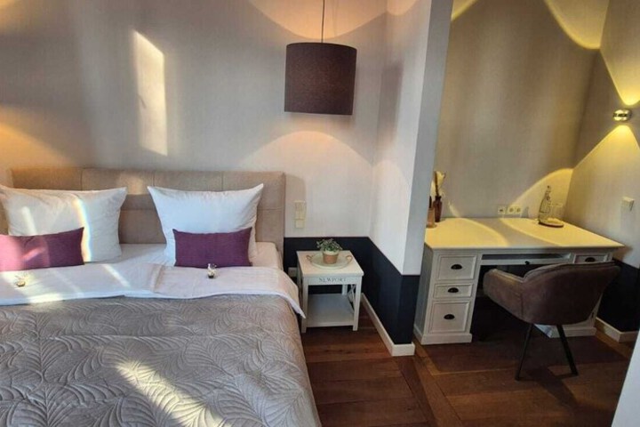 Room 5 of 18