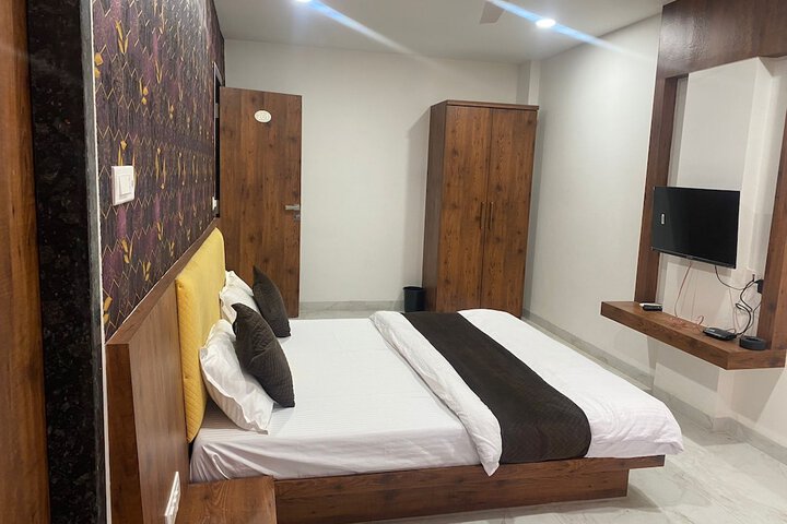 Room 9 of 12