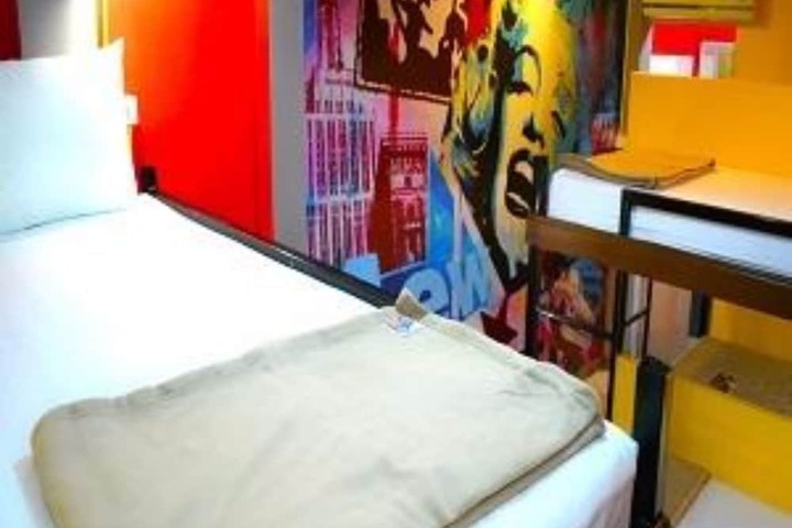 Room 17 of 37