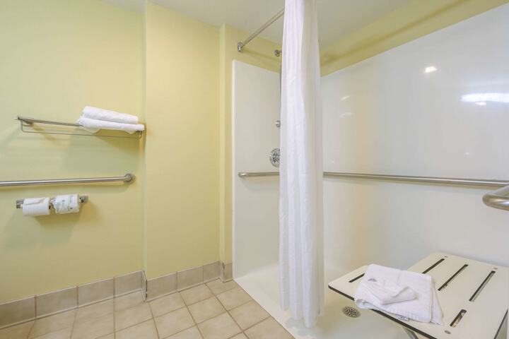 1 Queen Bed Accessible (15 of 15)