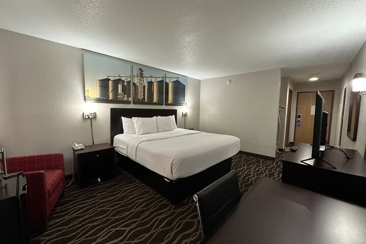 1 King Bed (4 of 5)