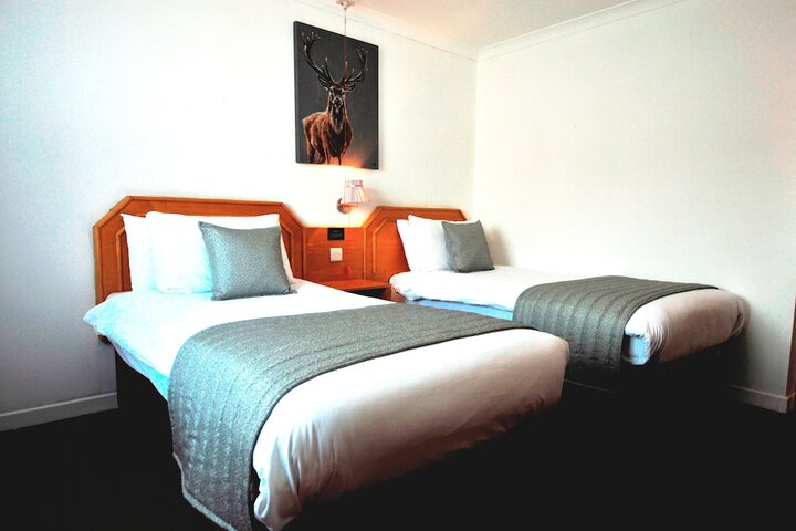 Room 6 of 33