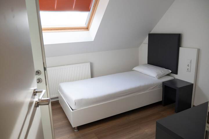 Room 5 of 9