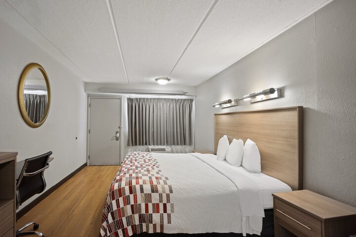 Deluxe King Bed Accessible (13 of 16)