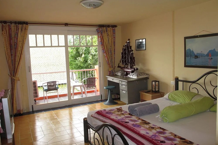 Room 4 of 12