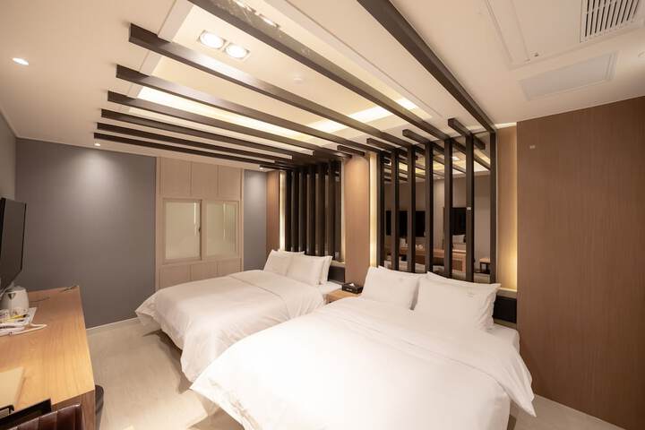 Room 21 of 28