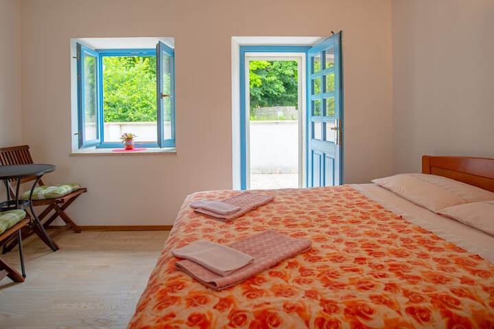 Room 3 of 28