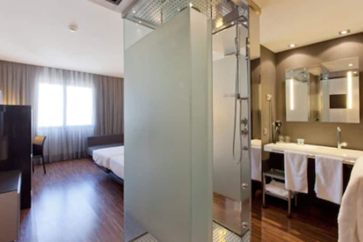 Room 21 of 48