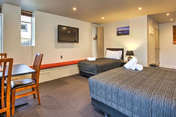 Room 27 of 108