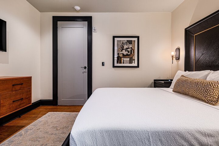 Room 100 of 341