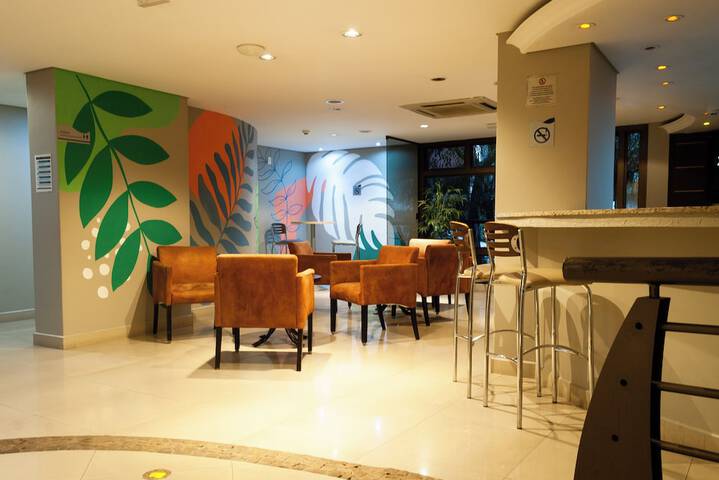 Lounge 44 of 48