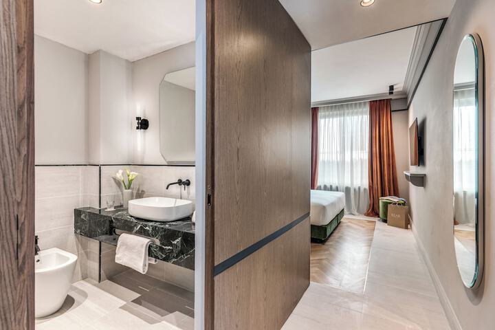 Room 32 of 47