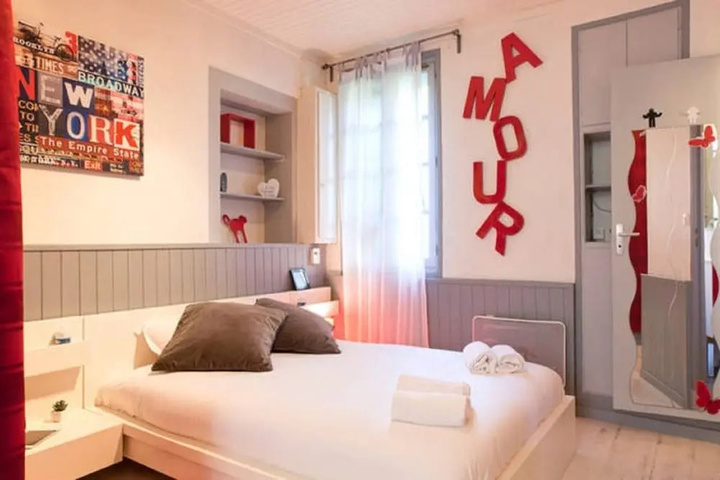 Room 2 of 10