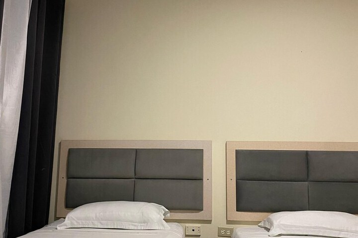 Room 8 of 39