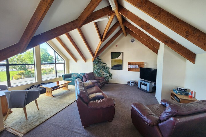 Lounge 19 of 27