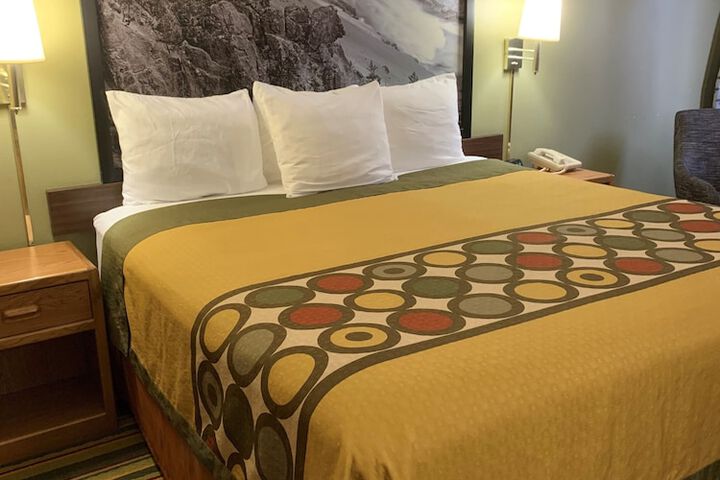 1 Queen Bed (14 of 15)