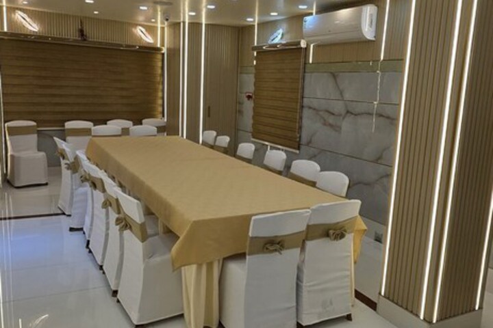 Ballroom/Hall 13 of 15