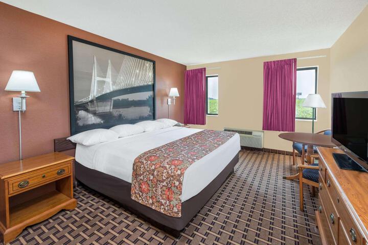 1 King Bed Deluxe Mobility Accessible (4 of 11)
