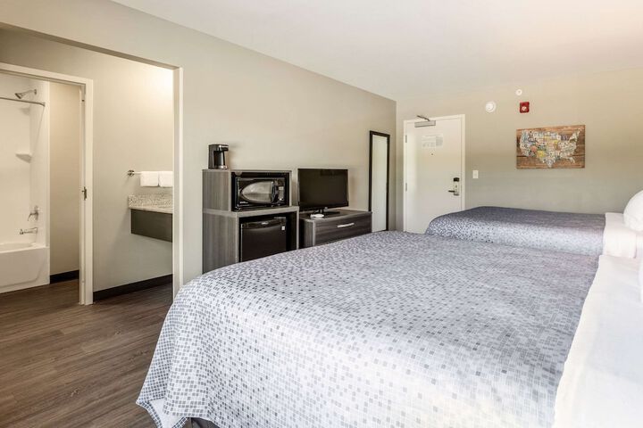 2 Queen Beds (6 of 8)