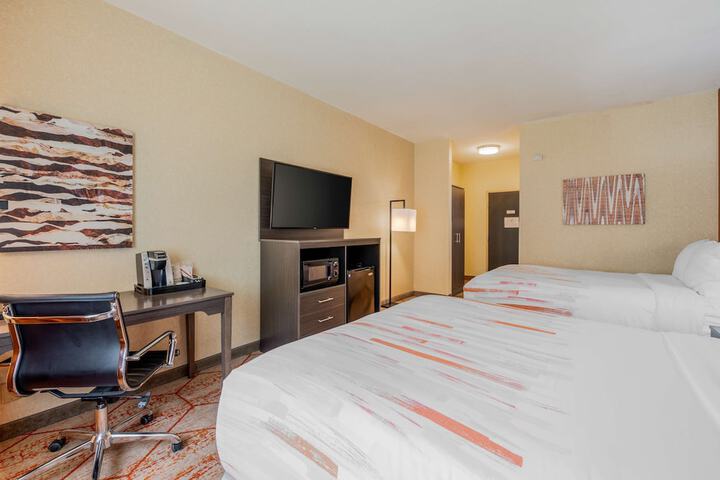 2 Queen Beds Communication Assistance Pillow Top Mattress Microwave and Refrigerator Full Breakfast (9 of 14)