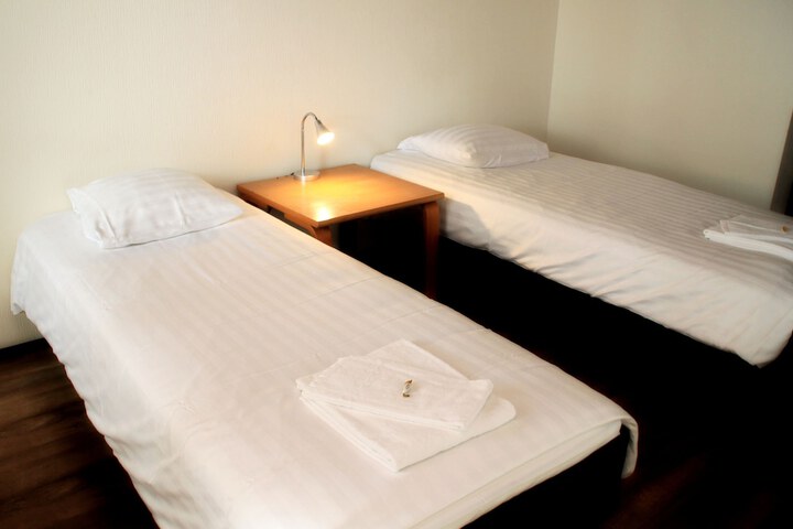Room 7 of 100
