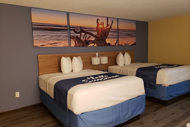 2 Queen Beds (2 of 8)