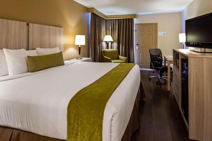 1 King Bed (5 of 6)