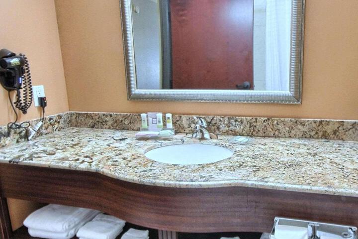 2 Queen Beds Accessible (4 of 4)