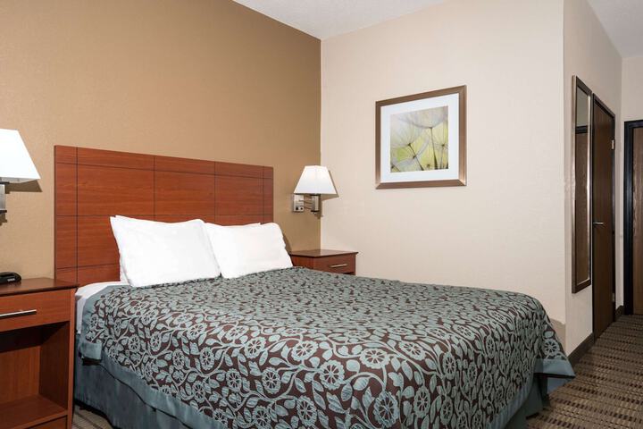 1 Queen Bed Accessible (5 of 19)