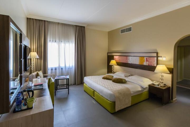Room 15 of 40