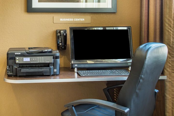 Business Center 32 of 34
