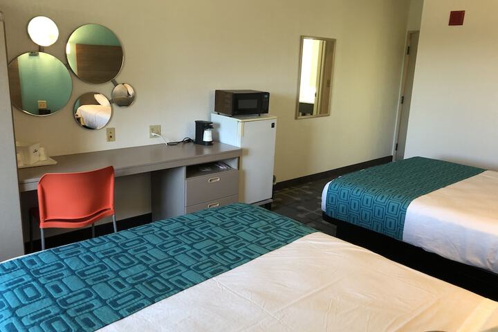 1 Queen Bed (5 of 15)