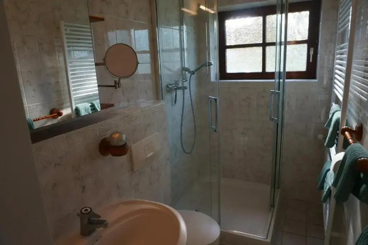 Room 4 of 8