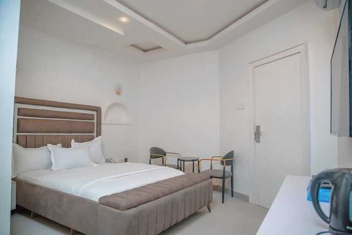 Room 10 of 35