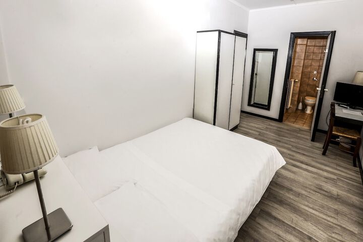 Room 12 of 34