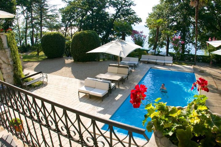 Hotel with Pool